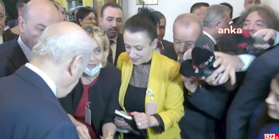 GAZETECİLERİ MHP KORUMALARI ENGELLEDİ